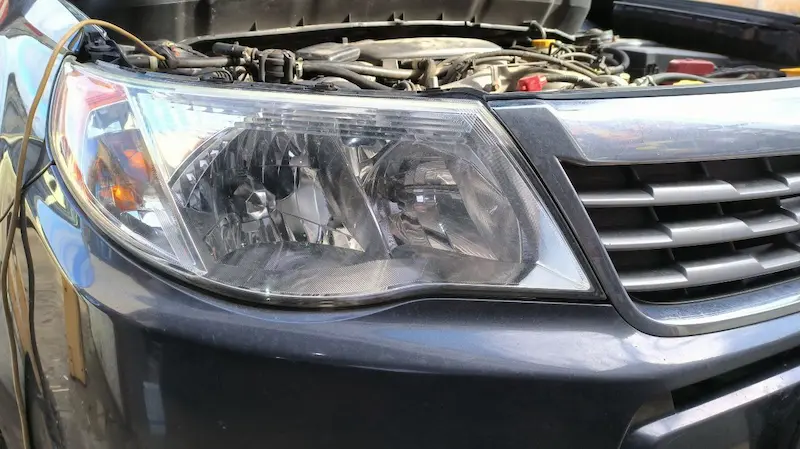 Фари Subaru Forester до встановлення Bi-LED лінз у Львові — стара штатна оптика