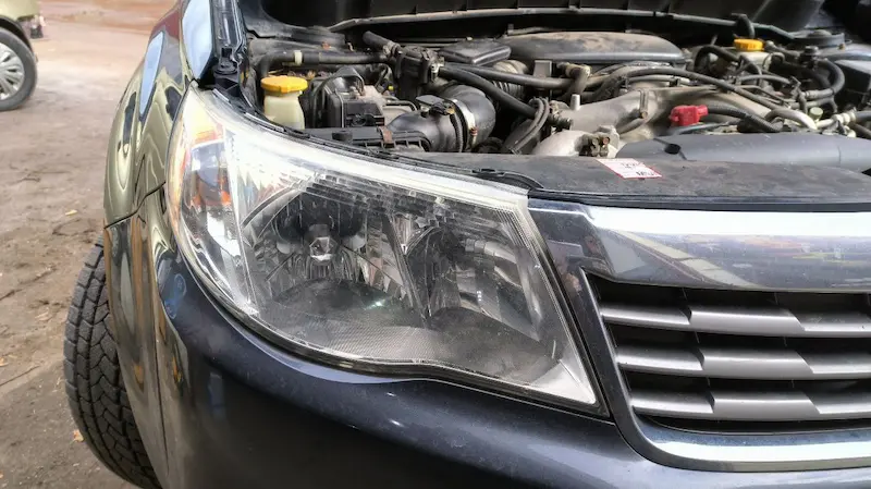 Стан автомобільної оптики Subaru перед заміною штатних лінз на Bi-LED у Львові