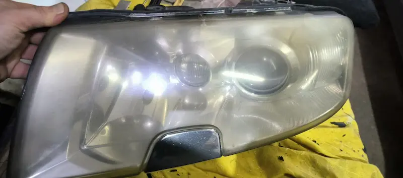 Догляд за фарами BMW 3 Series Львів - профілактика оптики